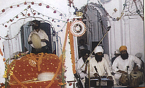 File:Baba Sukha Singh ji (Sarhali) doing kirtan at Gurdwara Nanakshashi (Dhaka)..jpg