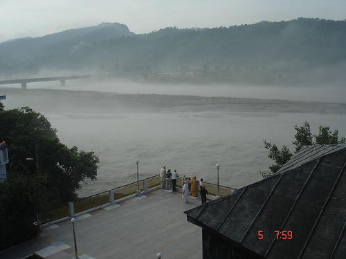 File:River Yamuna cover with fog.jpg