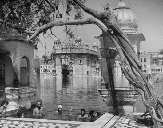 File:Sikhs at Harmandir Sahib, in 1946.jpg
