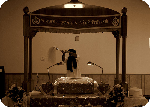 File:Sri Guru Granth Sahib jee dee chauur seva.jpg