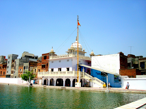File:Gurudwara santokhsar sahib amritsar.jpg