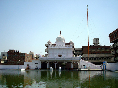 File:Gurudwara bibeksar sahib and sarovar amritsar.jpg