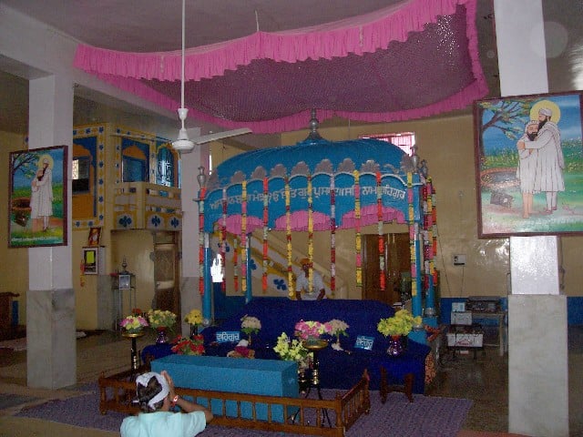File:Internal View with Pic of baba manj.JPG