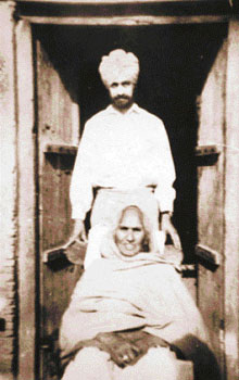 Malwinderjit Singh Waraich with Bhagat Singh’s mother at Khatkarkalan.jpg