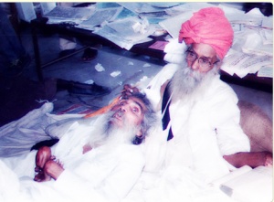 Bhagat Puran Singh caring for a patient