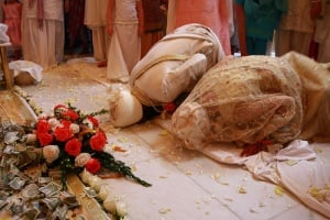The bride and bridegroom bowing to the guru.jpg