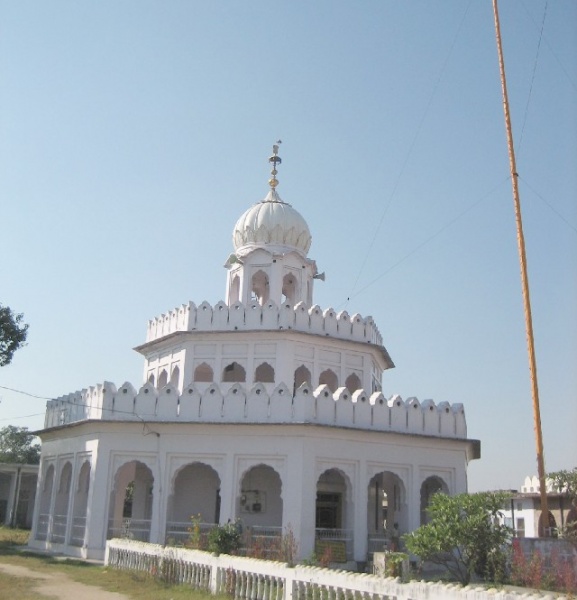 File:Gurudwara Shri Qila Lohgarh.jpg