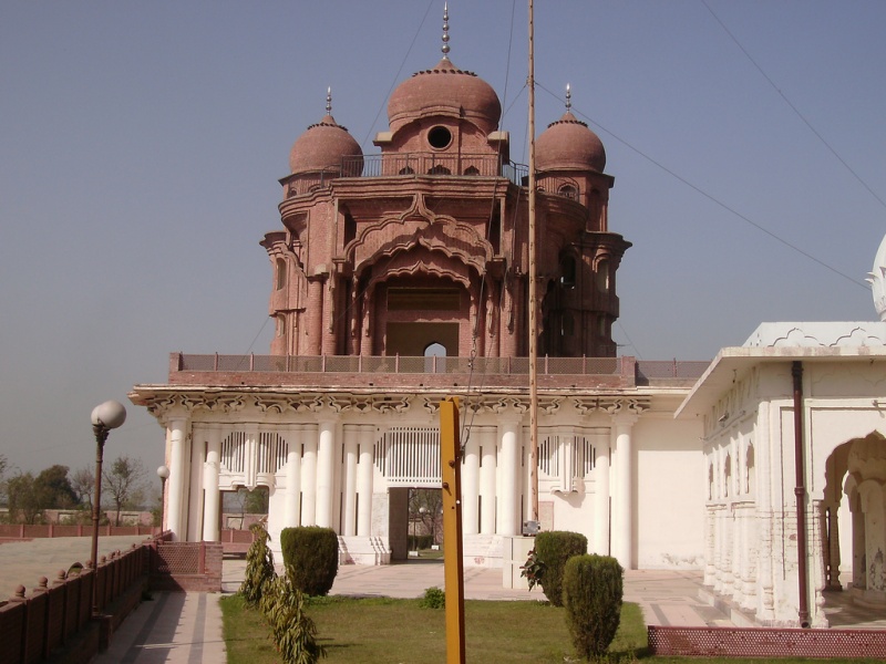 File:Back view of Gurdwara Rurri Sahib Eimanabad Pakistan.jpg