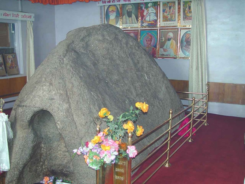 File:Gurdwarw Pathar Sahib - View of the rock with impression.jpg