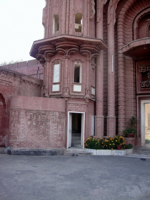 Entrance to Gurdwara Rurri Sahib Eimanabad Gujranwala Pakistan.jpg