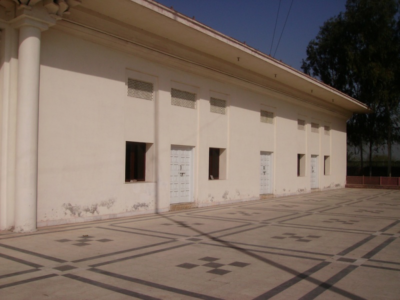 File:Dinning Hall - Langar Khana Gurdwara Rurri Sahib Eimanabad Gujranwala Pakistan.jpg
