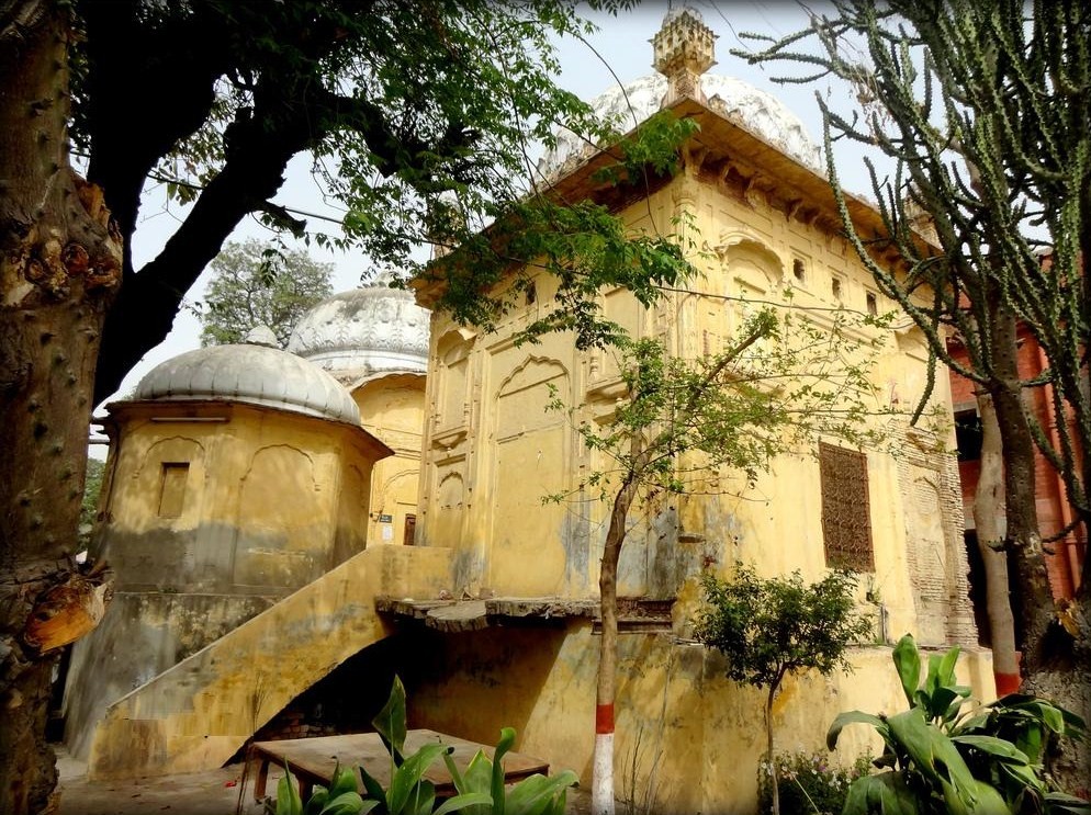 Samadh Maharani Datar Kaur, and her daughter In law, Maharani Chand Kaur, and Rani Nanaki Kaur, In Lahore.jpg