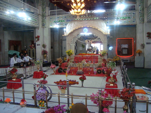 File:Gurudwara Paonta Sahib's inside view.jpg