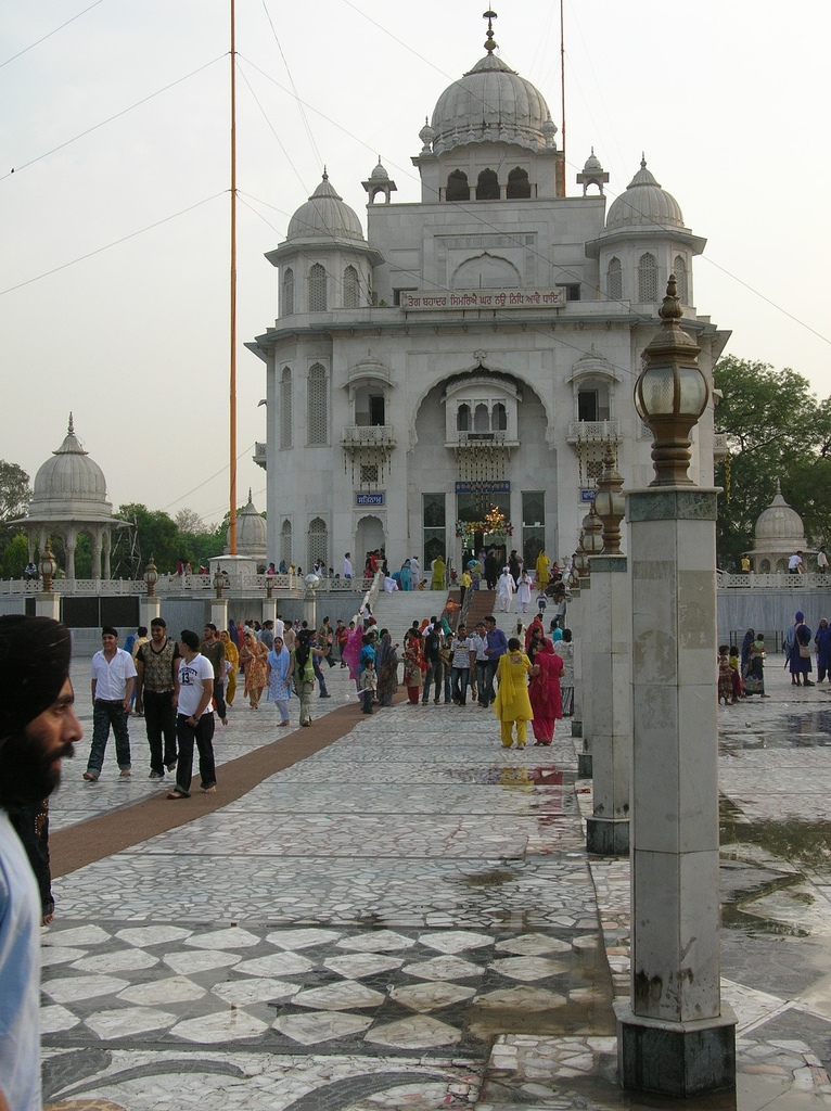 Sangat at Gurdwara Rakab Ganj Sahib by flickr Aliabadim