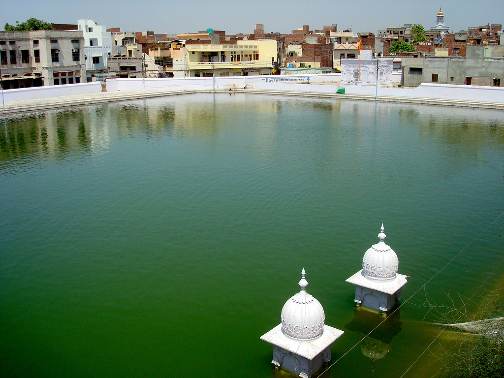 Sarovar gurudwara bibeksar sahib amritsar.jpg