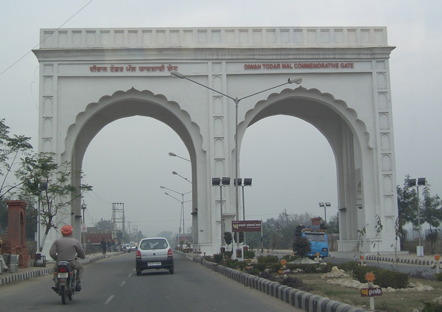 File:Diwan Todarmal Gate.jpg