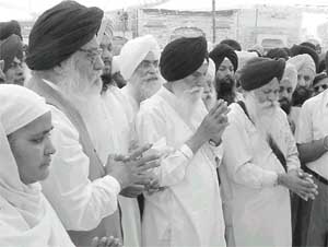 Gurcharan Singh Tohra ardas before kar seva at the Golden Temple March 25, 2004.jpg