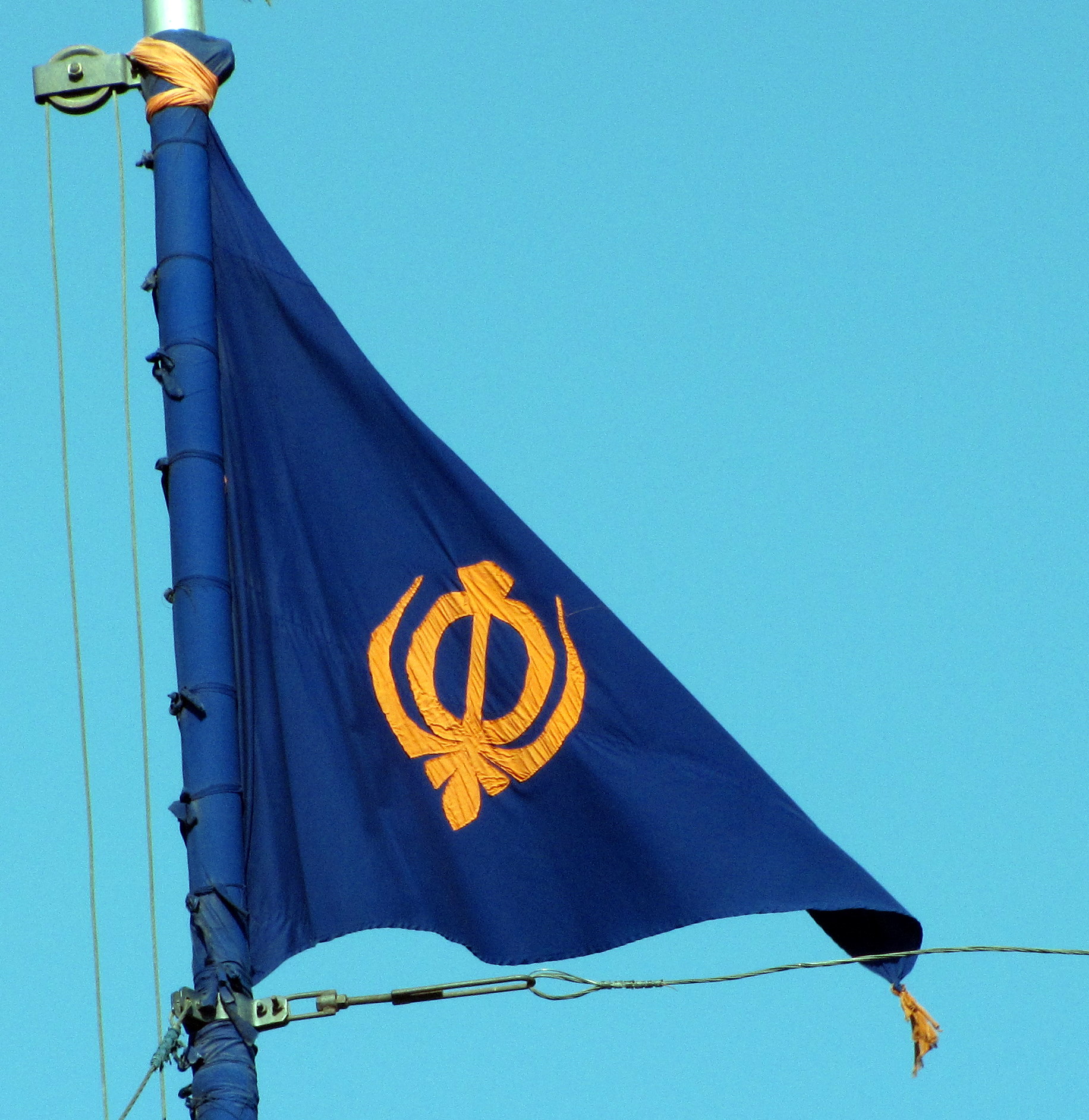 Nishan Sahib by flickr Jasleen Kaur.jpg