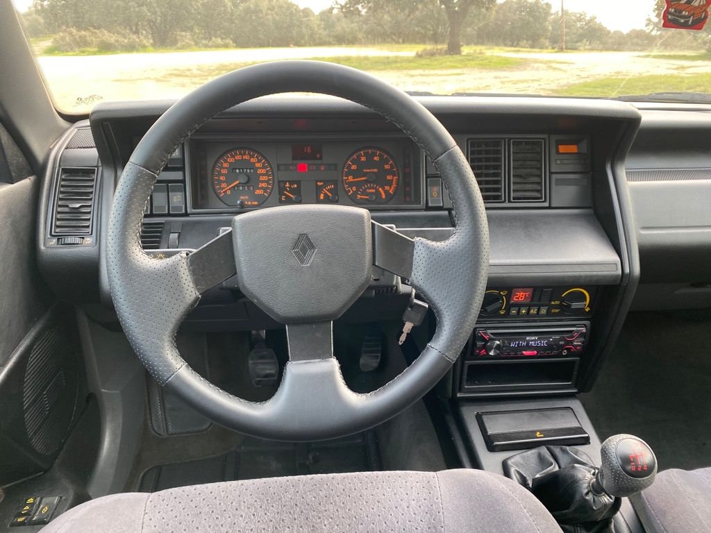 Renault 21 Turbo (1990) Cockpit