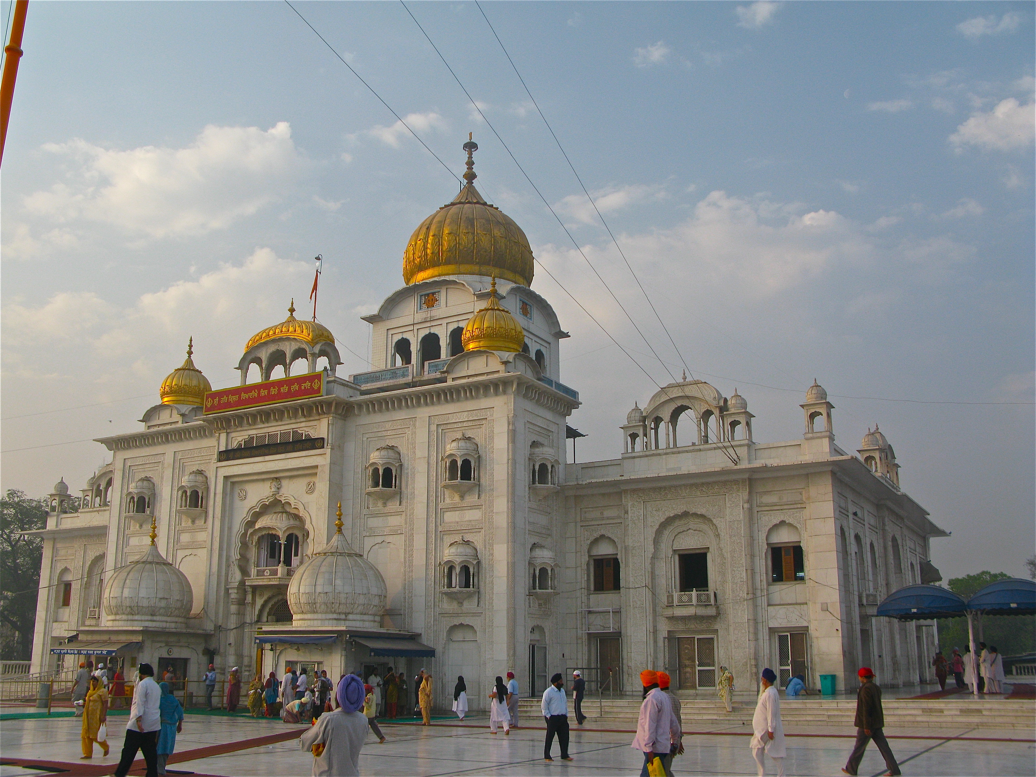 Front view of Gurdwara Bangla Sahib