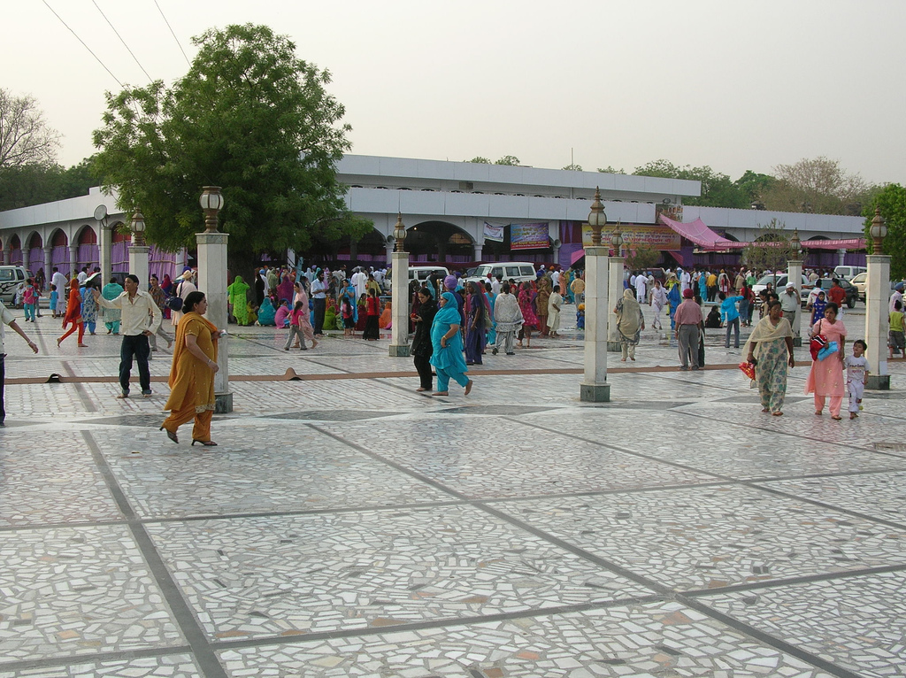 Courtyard at Gurdwara Rakab Ganj Sahib by flickr Aliabadim