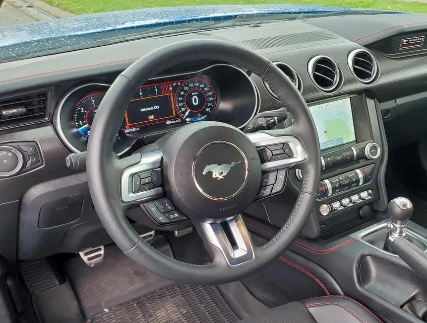 Ford Mustang GT Premium (2022) Cockpit