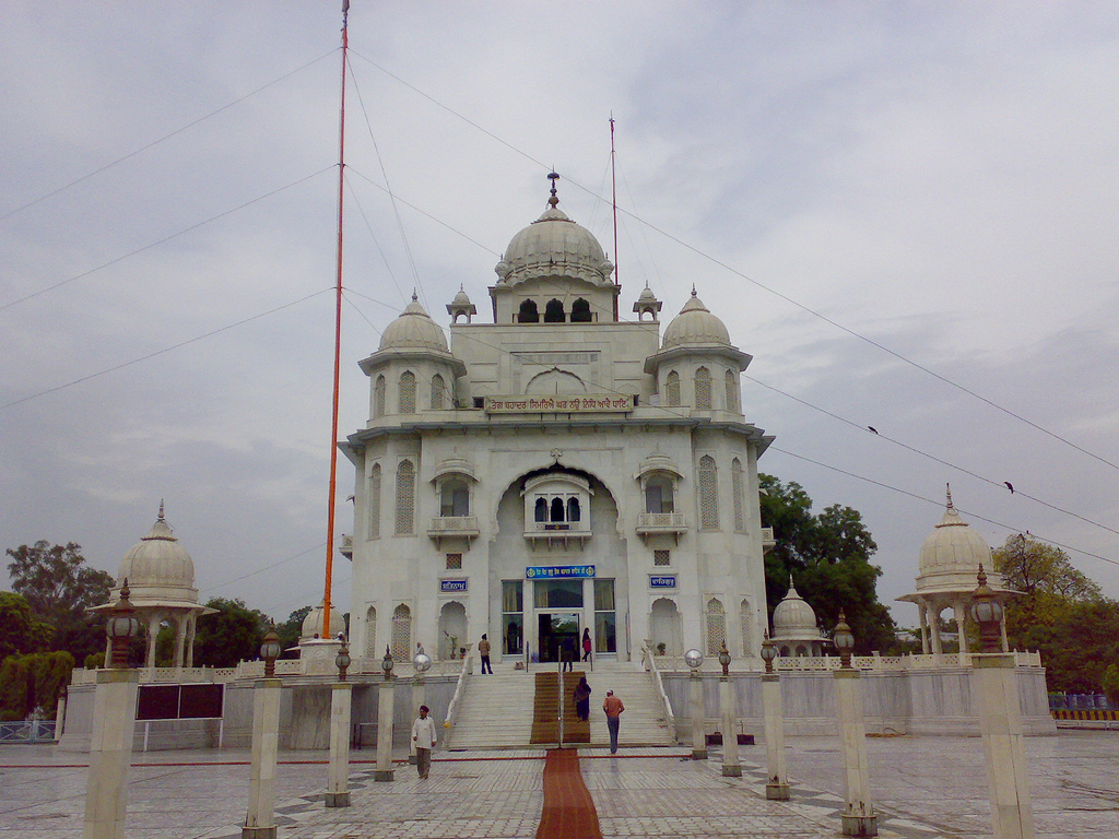Front view of Gurdwara Rakab Ganj Sahib by flickr Bob Arora