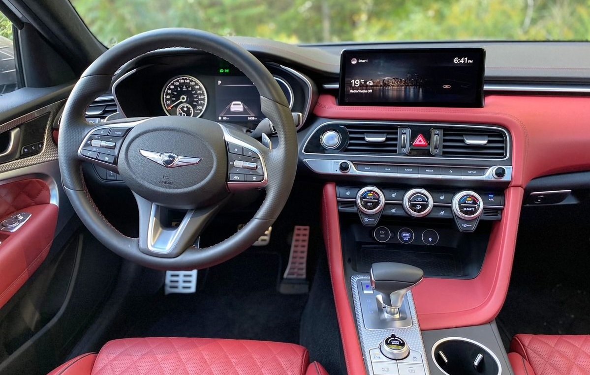 Genesis G70 3.3T (2022) Cockpit