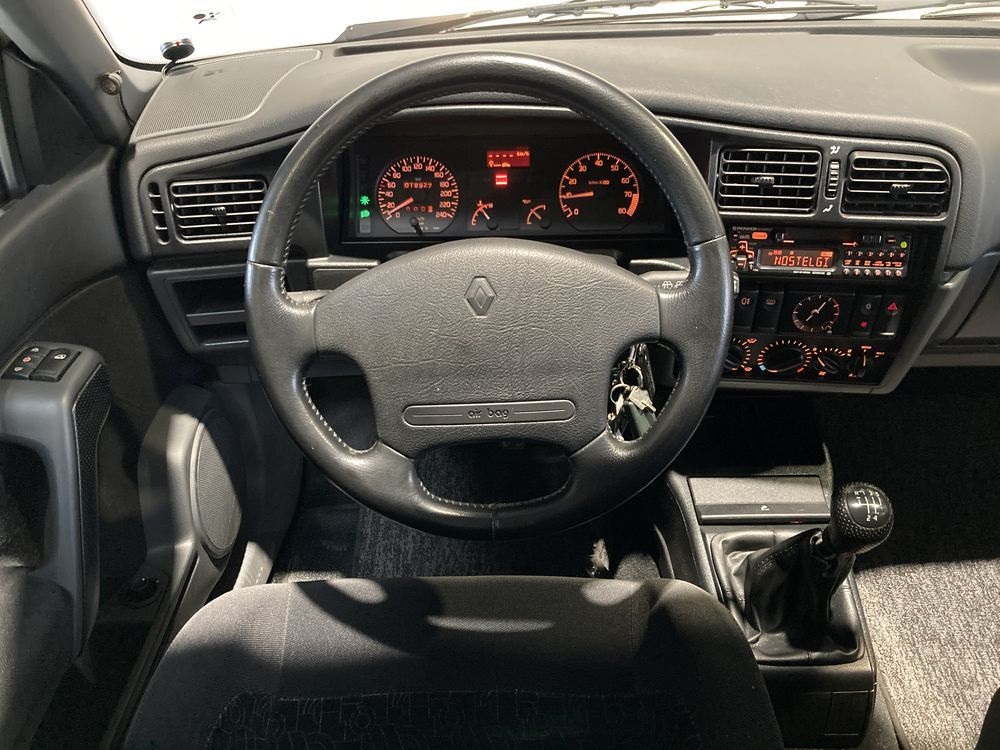 Renault 19 16S (1995) Cockpit