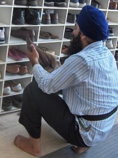 Selfless service cleaning shoes of sangat sml.jpg