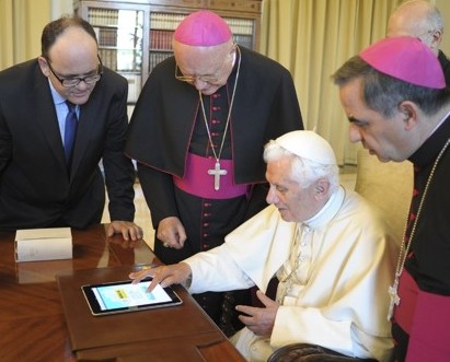 File:Pope using iPad.jpg