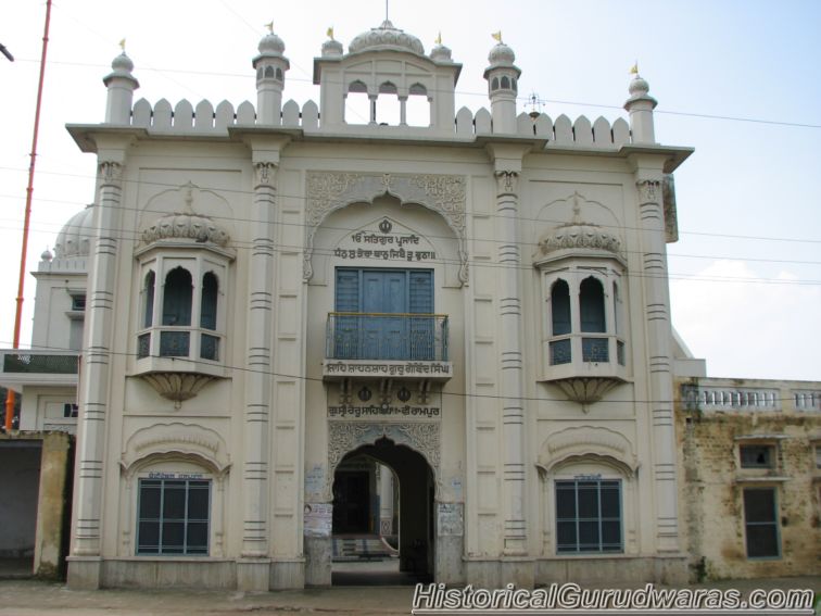 Entrance to Reru Sahib.jpg