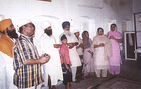 Baba Sukha Singh ji and sangat in Gurdwara Sangat Tola (Dhaka).jpg