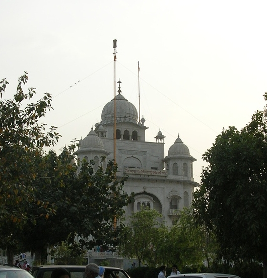 view through the greenery of Gurdwara Rakab Ganj Sahib by flickr Aliabadim