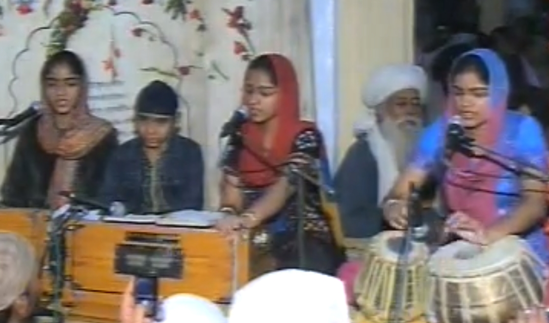Bibi Asees Kaur and Bibi Deedar Kaur & jatha old.jpg