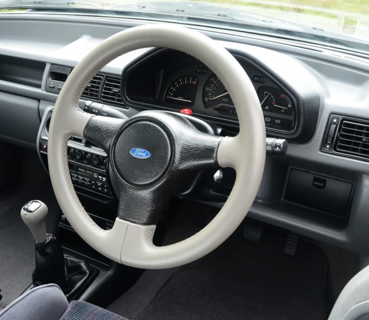 Ford Fiesta RS Turbo (1991) Cockpit