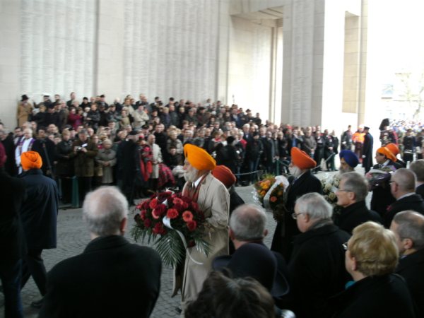 Sikhs paying tribute under Menen Gate November 11, 2009.jpg