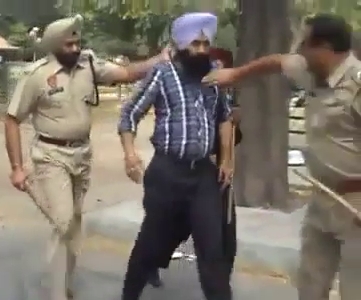 Punjab police, Mohali Superintendent of Police (SP)-Detective Pritam Singh hand over young Sikh to Phase VIII Station House Officer (SHO) Sub-Inspector Kul Bhushan before desecrating of the young Sikh's turban