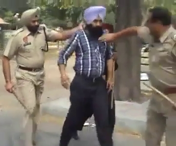 File:Punjab police desecrate Sikh's turban 16.jpg