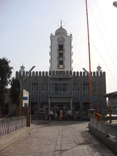 File:Entrance of Mudki gurdwara.jpg