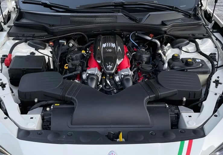 File:Maserati Ghibli Trofeo (2021) Engine.jpg