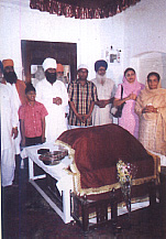 Baba Sukha Singh ji and sangat in the Darbar Sahib of Gurdwara Sangat Tola (Dhaka)..jpg