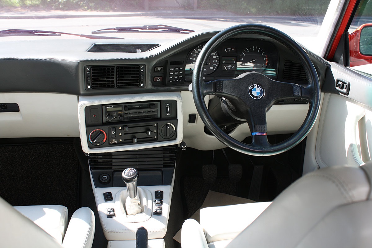 BMW M5 (E28) (1987) Cockpit