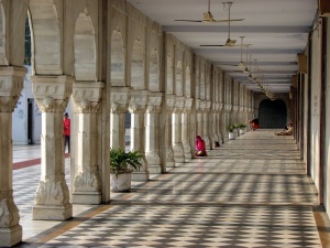 The corridor around the Sarovar at Gurudwara Bangla Sahib, Delhi.jpg