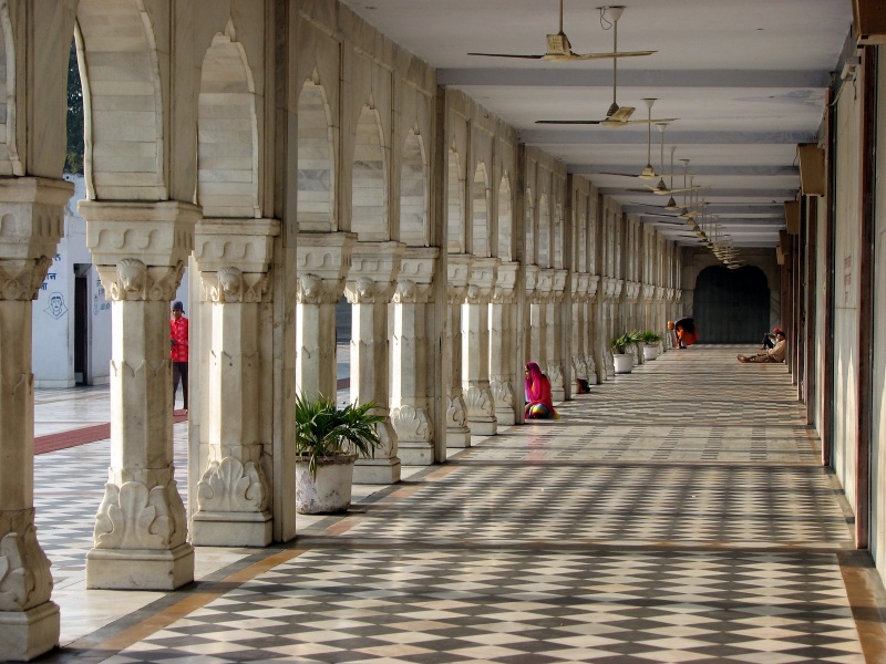File:The corridor around the Sarovar at Gurudwara Bangla Sahib, Delhi.jpg