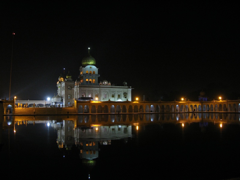 File:Night view of Gurdwara Bangla Sahib and the Sarovar.jpg
