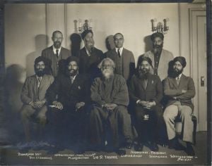 Rabindranath Tagore with Sikhs.jpg