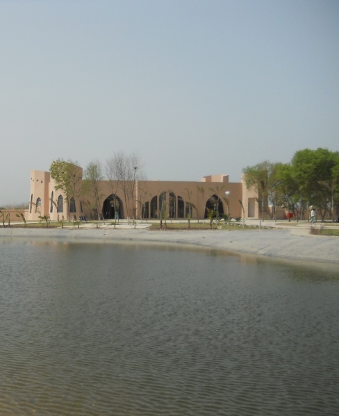 File:Entrance and Pool Fateh Burj.JPG