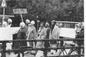 Turban Demonstration in support of UK Sikhs on 10 october 1982 before the British Embassy in Amsterdam.jpg