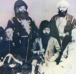 Hari-Singh-Nalua-with-Maharaja-Sitting-in-the-middle.jpg